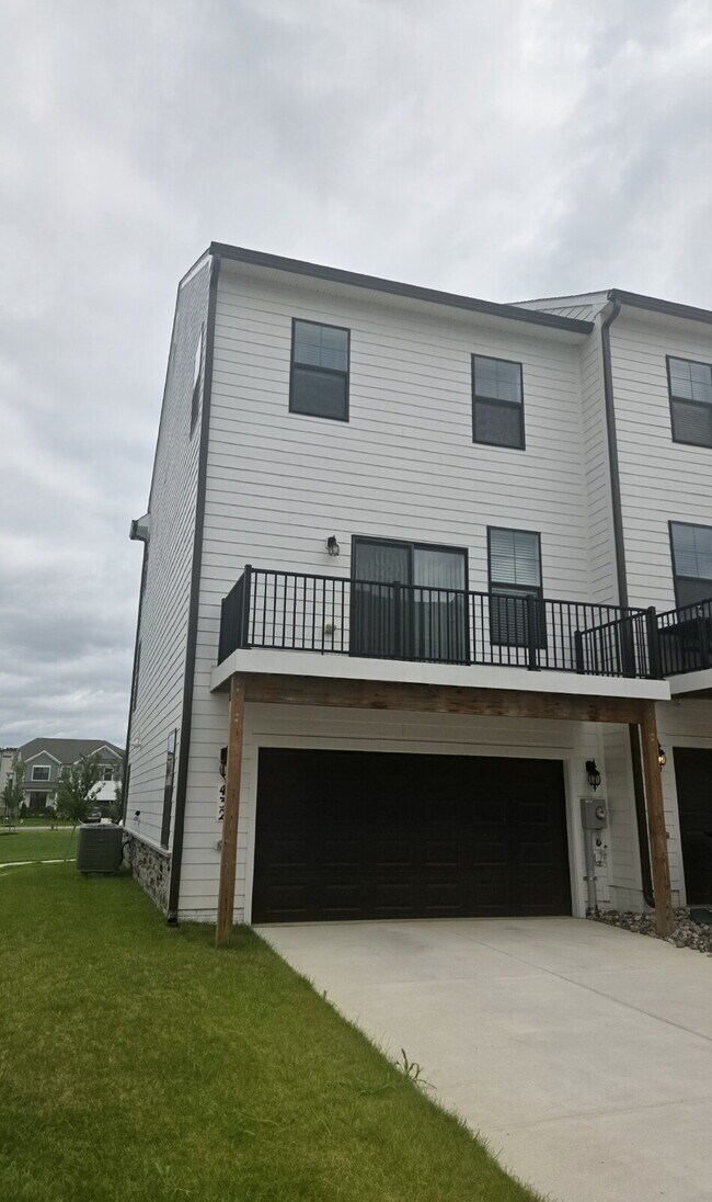 "Experience Modern Comfort: Mostly Furnished 3-Bed, 3.5-Bath Townhouse in Renn Quarter"