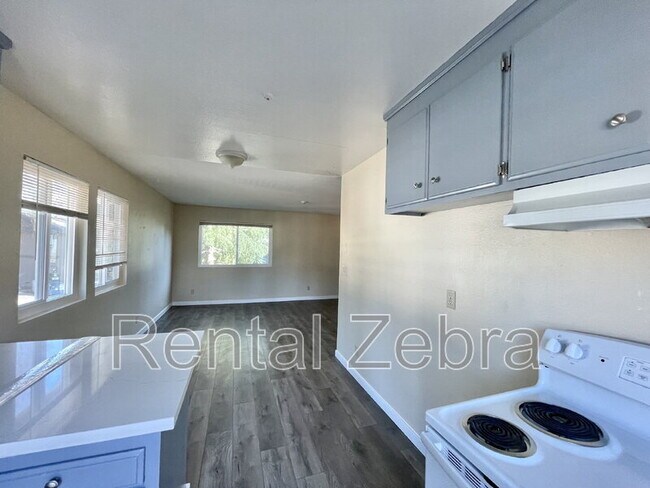 Photo - 935 Civic Center Dr Unidad 4