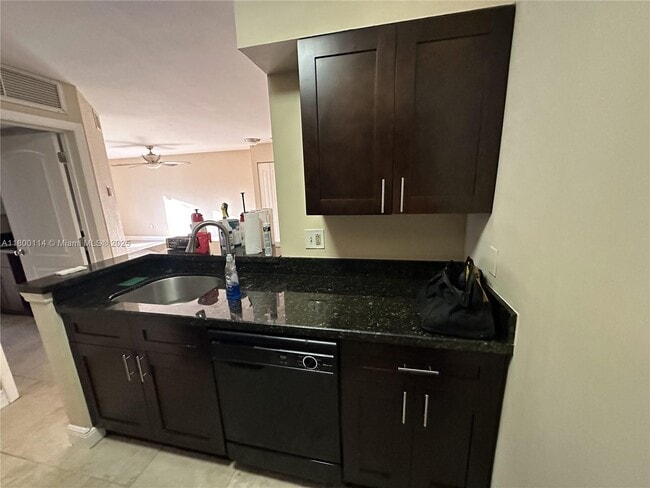 Photo - 2820 N Oakland Forest Dr Unidad 208 Rental