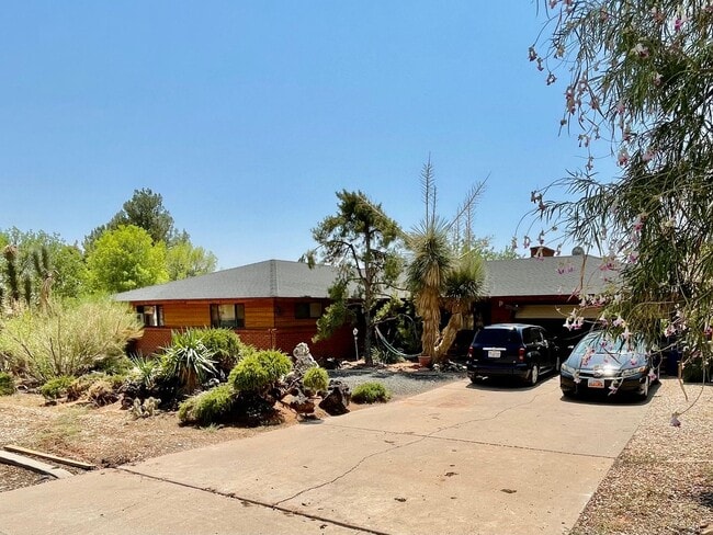 2834 Bloomington Dr E