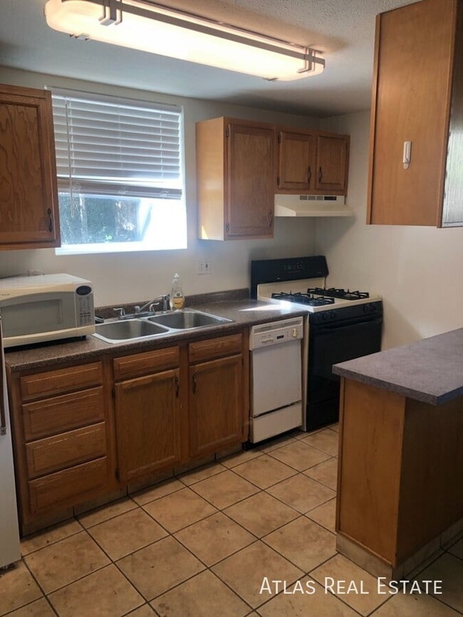 Photo - 2716 Grove St