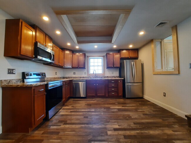 Building Photo - 247 Main St Unit LUXURY APT D