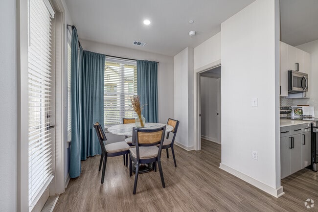 2BR, 2BA - 1,086SF - Dining Room - Silo Creek Apartments
