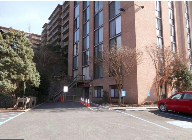 Main Building - 801 Yale Ave Unit Apt 104