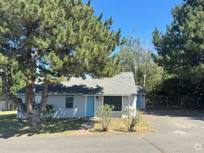 Building Photo - 3 bedroom 1 bathroom remodeled home, w/d h...