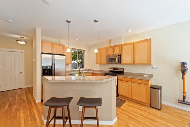 Photo - 3Bd/2.5Ba Kirkland Townhouse