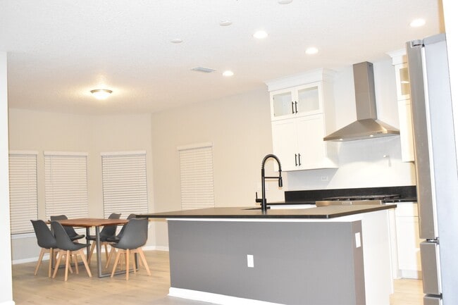 Photo - 572 Windermere Way