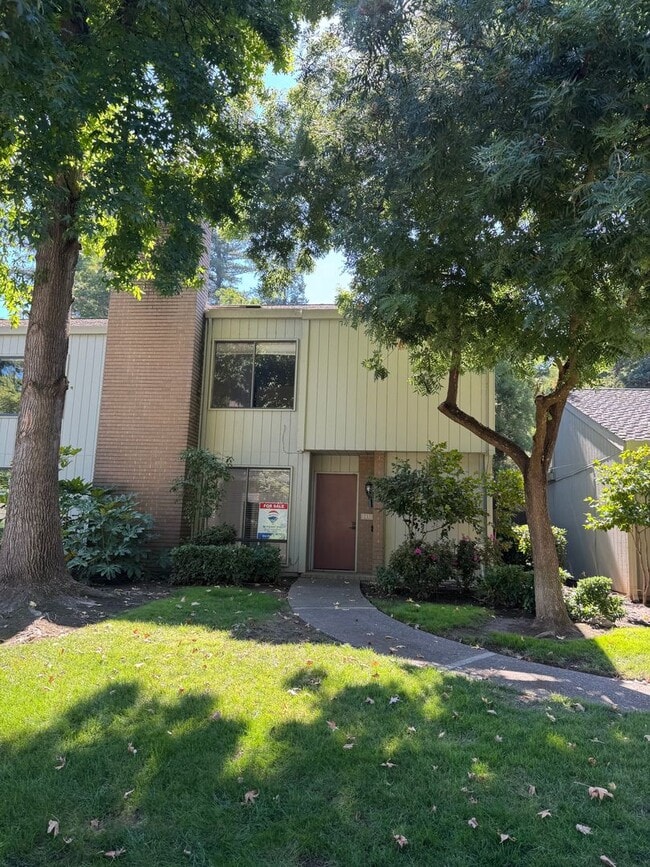 Building Photo - BEAUTIFUL 2 STORY CONDO IN THE CAMPUS COMM...