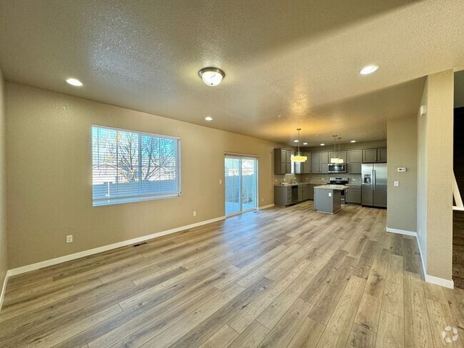 Building Photo - Lovely Townhome with Open Floor Plan in Hu...