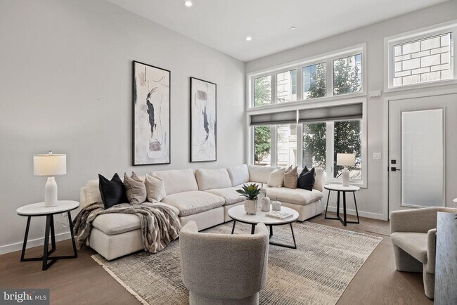 Photo - 2106 Spring St