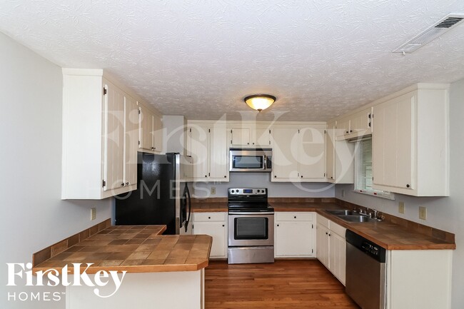 Photo - 2905 Navajo Cir