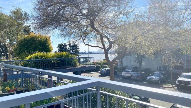 Large & Sunny Deck with this Cozy 1-Bedroom - Large & Sunny Deck with this Cozy 1-Bedroom Condo Unit 273