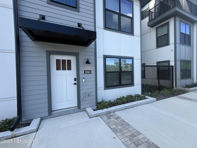 Building Photo - 1063 Farwell St Rental