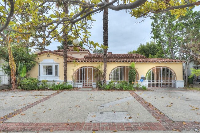 Building Photo - 10864 Wellworth Ave Unit 10864 Rental