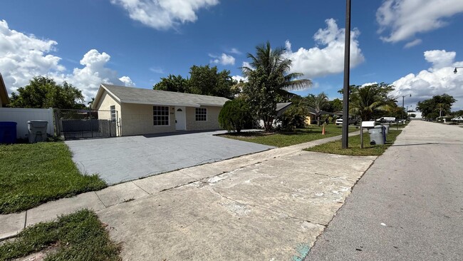 Building Photo - 2740 NW 9th St Rental