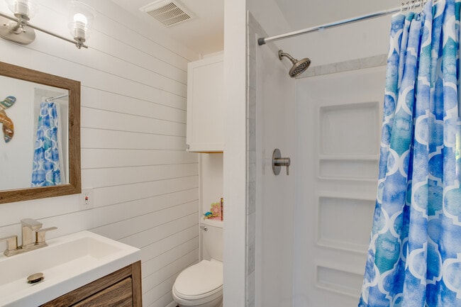 Building Photo - 203A 62nd St Rental