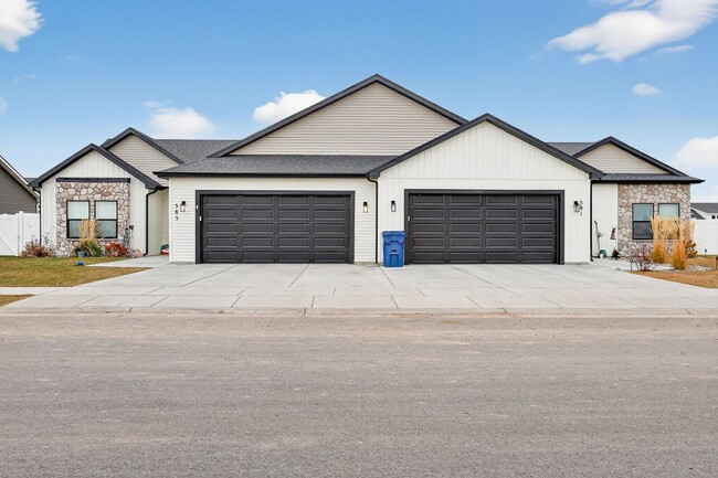 Building Photo - TWIN HOME FOR RENT IN SUGAR CITY - 3 BEDROOMS 2 FULL BATHROOMS