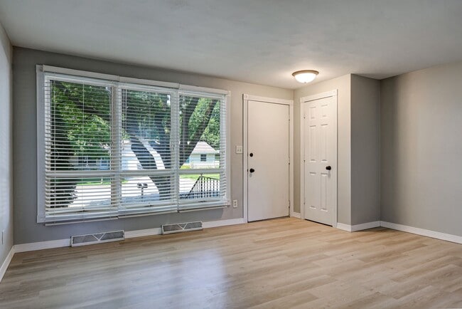 Photo - 1216 Meadow Ln