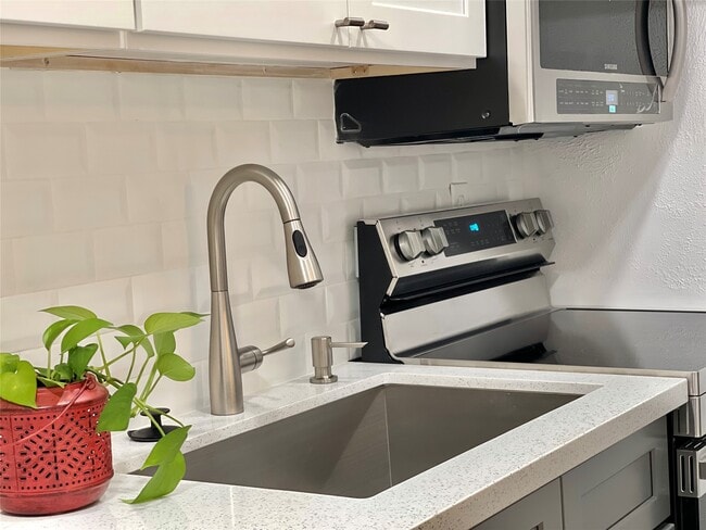 Building Photo - 3400 Timmons Ln Unit 13