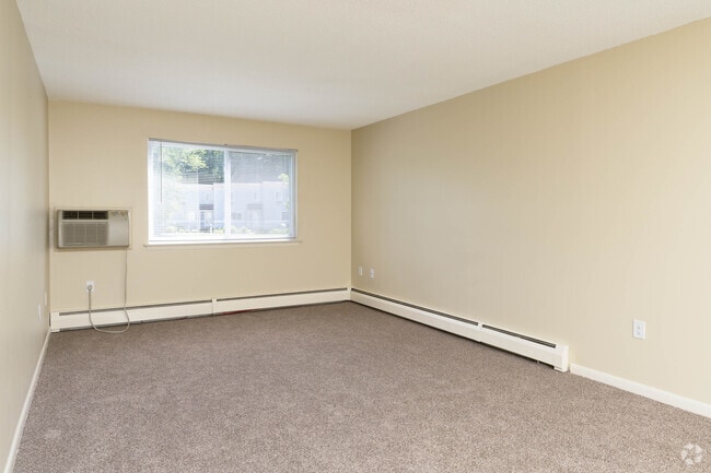 1BR, 1BA - 684SF - Living Room