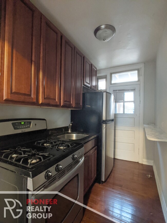Building Photo - 542 W Surf St Unit N2