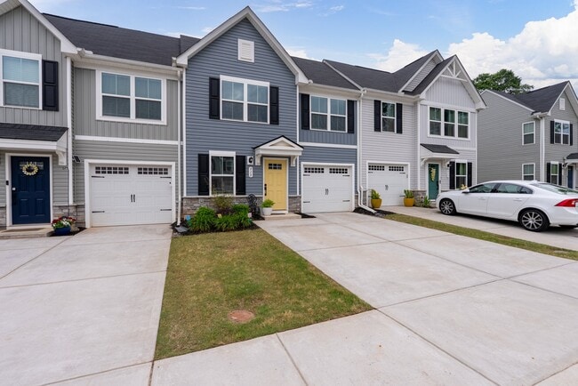 Photo - 913 Leyburn Ln