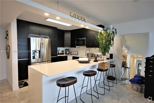Building Photo - 5151 Collins Ave Unit A0933 Rental