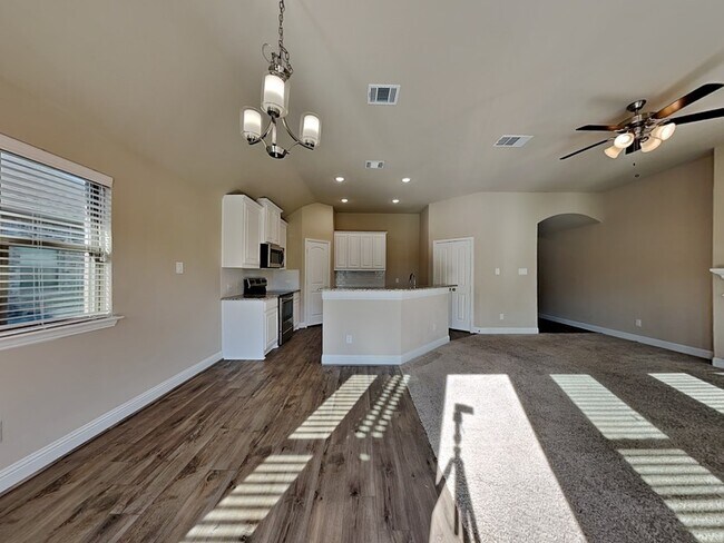 Photo - 633 Comal Dr