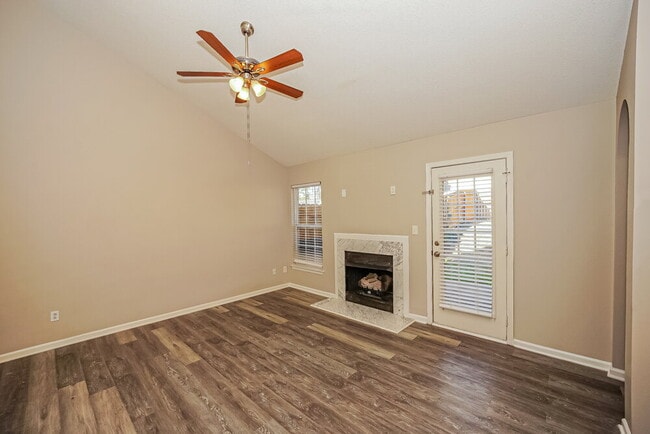 Photo - 2007 Duke Adam St