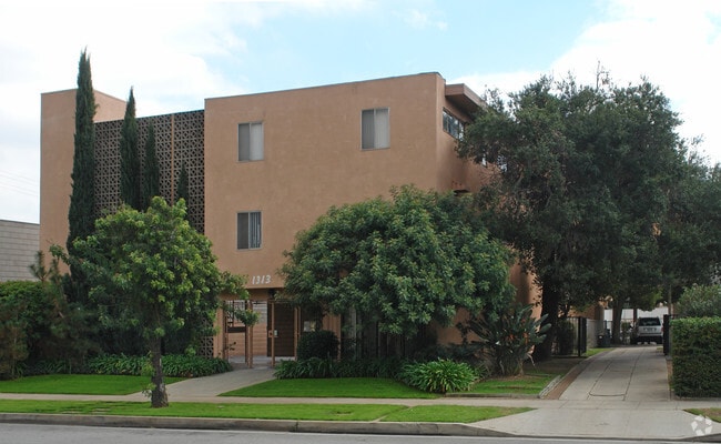 Building Photo - 1313 Huntington Dr