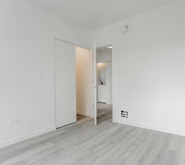 Photo - 1704 W Glenlake Ave