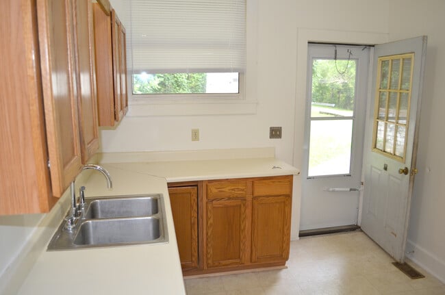 Photo - 17360 Riverside Dr Unit Apt D