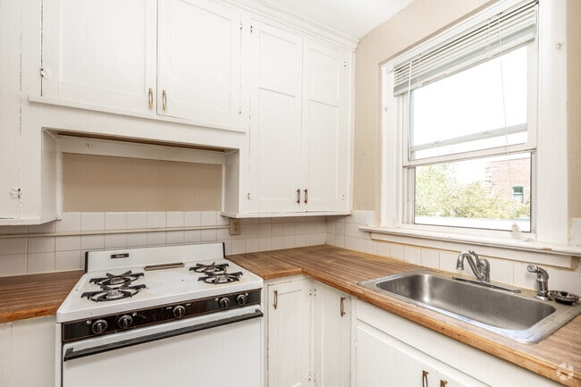 1BR, 1BA - 650 SF - Winona A - Kitchen