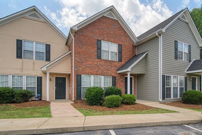 Building Photo - Freshly Renovated 2 BR, 2.5 BA Townhome Ce...