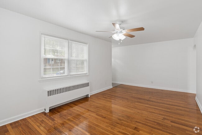 2BR, 1BA - 700SF - Living Room - Oakmont Park Apartments
