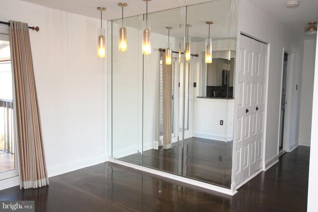 Photo - 210 James Ct