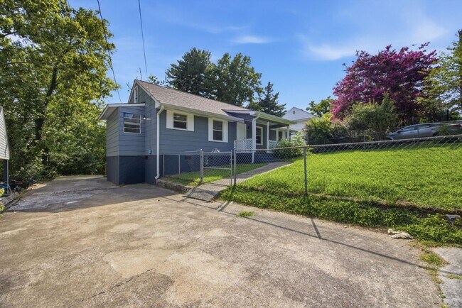 3826 Kingwood Cir