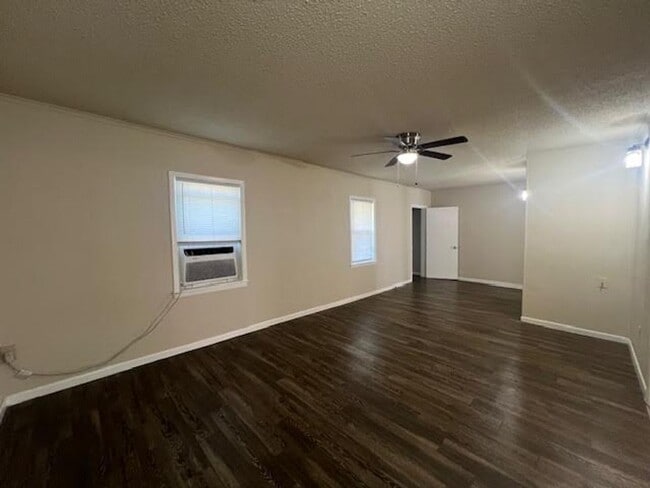 Photo - 305 E Stegall Dr