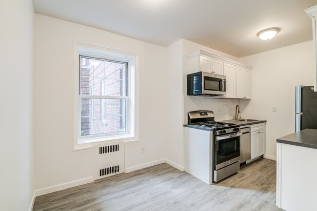 Eat in Kitchen - 4.5 Rm, 2 Bd, 1 ba