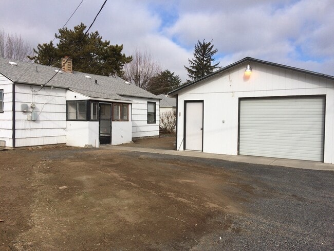 72 E St SE