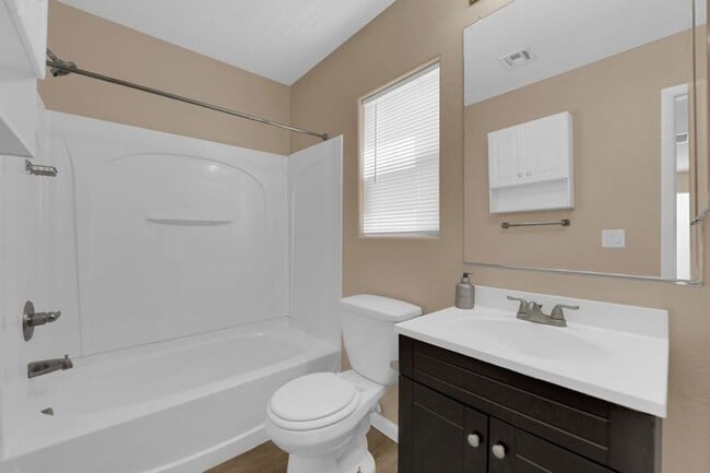 Building Photo - Well Maintained 3 bedrooms/2.5 bathroom Ho... Rental