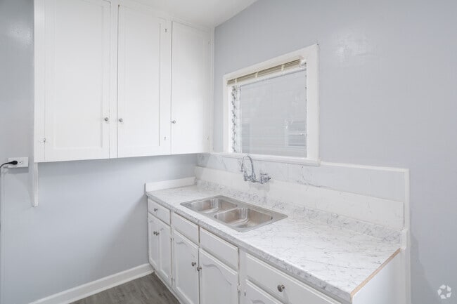 1BR, 1BA - 650SF - Kitchen - 1513 Dixon St