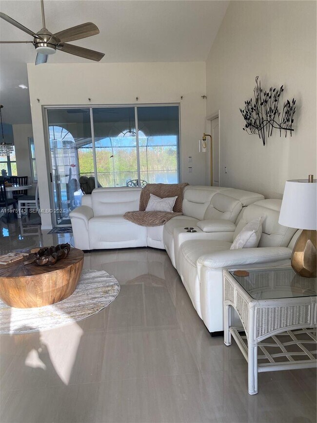 Photo - 1076 Rotonda Cir