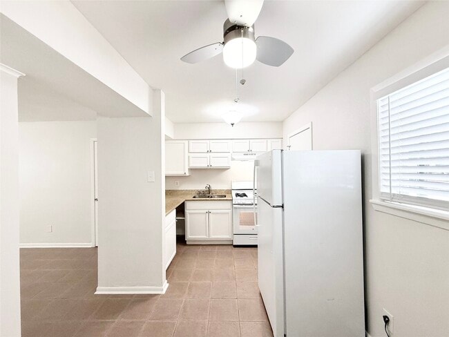 Photo - 1141 N Durham Dr Unit 18