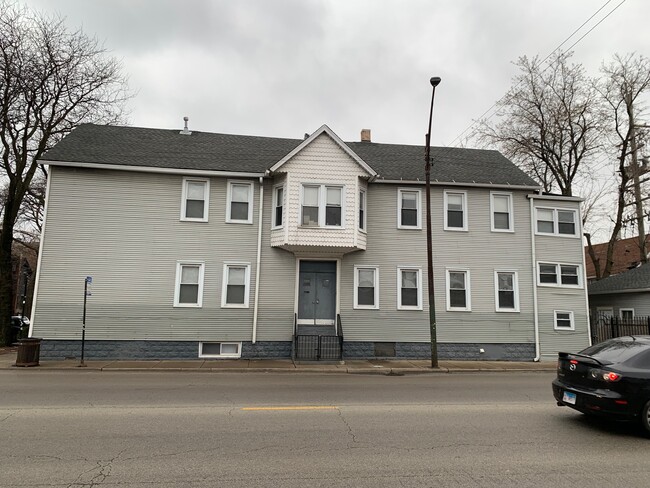 Building Photo - 2305 W Fullerton Ave Unit 2 west