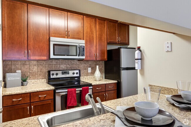 2BR, 2BA - 925SF