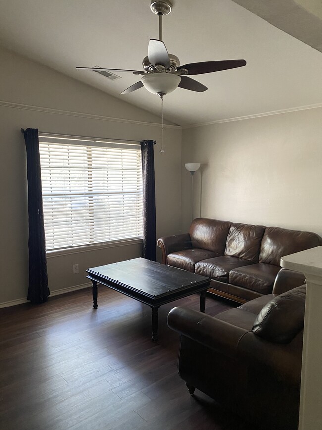 Sala de estar - 11610 Vance Jackson Rd Unidad 628