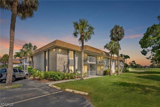Building Photo - 1830 Maravilla Ave Unit 401