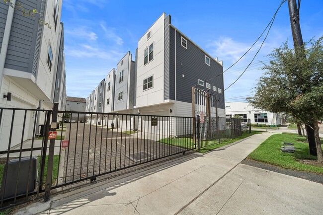 Building Photo - 2603 Hutchins St