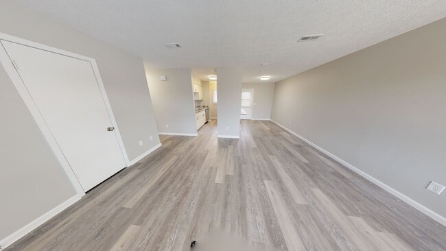 Building Photo - Large 2 Bedroom/1 Bath Apartment Available